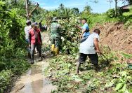 Semangat Kebersamaan Terjaga, Babinsa Koramil Pane Tongah Bersama Warga Gotong Royong Bersihkan Akses Jalan Antar Nagori