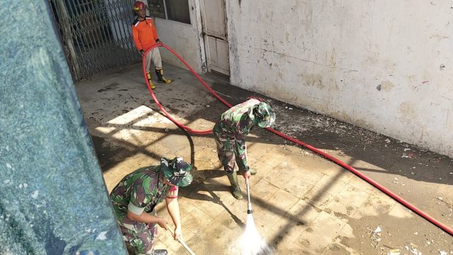 Sinergi TNI-Polri dan Forkopimca Bersihkan Lapangan Dobana, Wujudkan Lingkungan Bersih dan Semangat Kebersamaan di Serbelawan.