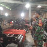 Menenun Harapan Bersama Babinsa, Perajin Ulos Rasakan Kehadiran TNI di Tengah Masyarakat.