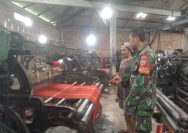Menenun Harapan Bersama Babinsa, Perajin Ulos Rasakan Kehadiran TNI di Tengah Masyarakat.