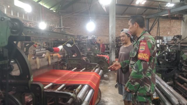 Menenun Harapan Bersama Babinsa, Perajin Ulos Rasakan Kehadiran TNI di Tengah Masyarakat.
