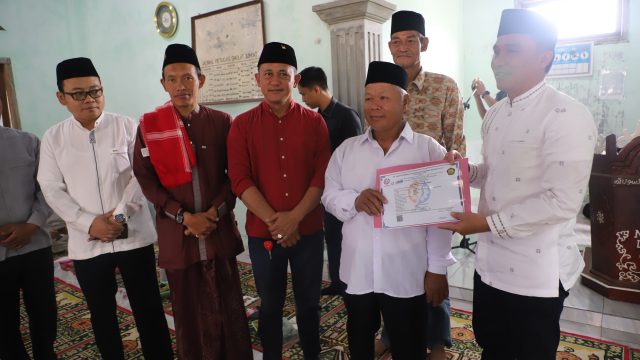 65 KK di Sukamakmur Belalau Resmi Nikmati Listrik, Bupati Parosil: Cahaya Listrik Untuk Rumah, Cahaya Iman untuk Hati.