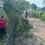 Semangat Gotong Royong! Babinsa Koramil 05/Serbelawan Bersihkan Parit Bersama Warga dan Perangkat Nagori.