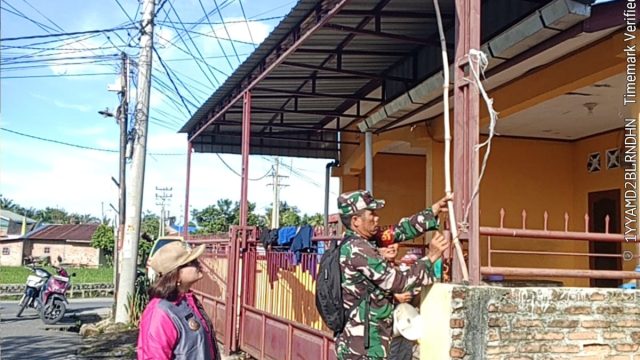 Jelang HUT Ke-81 RI, Babinsa Kodim 0207/Simalungun Turun Langsung Ajak Warga Kibarkan Merah Putih.