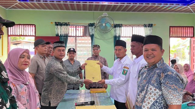 Pererat Kolaborasi TNI dan Pemerintah Desa, Babinsa Ikuti Pelantikan Gamot Nagori Karang Sari.