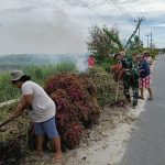 Jaga Kebersihan dan Kenyamanan Lingkungan, Babinsa Ajak Warga Gotong Royong di Mariah Hombang. Jaga Kebersihan dan Kenyamanan Lingkungan, Babinsa Ajak Warga Gotong Royong di Mariah Hombang.