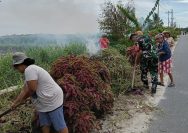 Jaga Kebersihan dan Kenyamanan Lingkungan, Babinsa Ajak Warga Gotong Royong di Mariah Hombang.