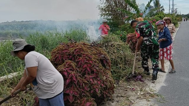 Jaga Kebersihan dan Kenyamanan Lingkungan, Babinsa Ajak Warga Gotong Royong di Mariah Hombang.