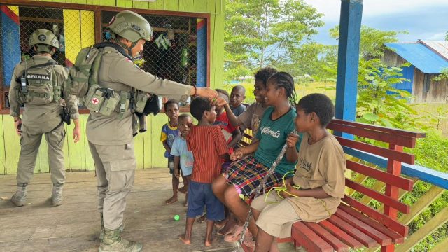 Langkah Kecil, Rasa Aman yang Besar: Patroli Humanis Satgas Ops Damai Cartenz Hangatkan Kenyam