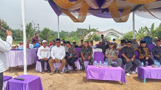 Pererat Silaturahmi dengan Warga, Babinsa Koramil 06/Perdagangan Hadiri Peletakan Batu Pertama Masjid Al Toha.