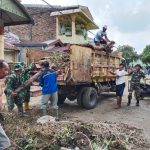 Aksi Gotong Royong Koramil 05/Serbelawan dan Warga Bersihkan Sampah Pascabanjir, Wujud Kepedulian Pulihkan Lingkungan