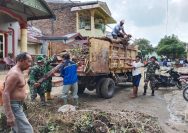 Aksi Gotong Royong Koramil 05/Serbelawan dan Warga Bersihkan Sampah Pascabanjir, Wujud Kepedulian Pulihkan Lingkungan