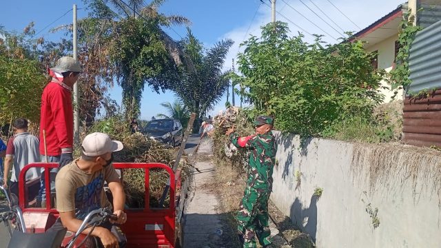 Lintas Instansi Bersatu, Babinsa dan Warga Bergerak Bersihkan Lingkungan Suka Raja.