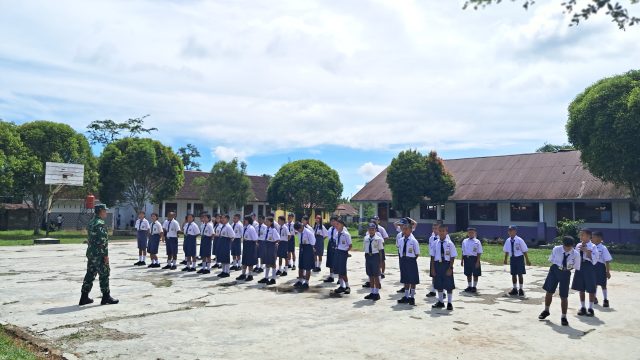 Bentuk Generasi Tangguh dan Cinta NKRI, Babinsa Kodim 0207/Simalungun Latih Pelajar di Raya.