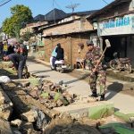 Koramil 05/Serbelawan Bersama Warga dan Berbagai Elemen Masyarakat Gelar Gotong Royong Pascabanjir di TPU Pasar Bawah.
