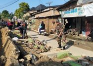 Koramil 05/Serbelawan Bersama Warga dan Berbagai Elemen Masyarakat Gelar Gotong Royong Pascabanjir di TPU Pasar Bawah.