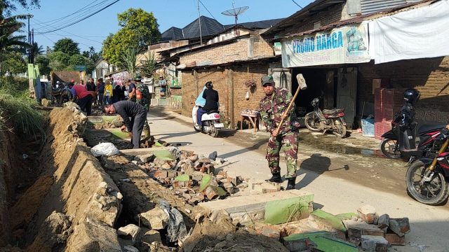 Koramil 05/Serbelawan Bersama Warga dan Berbagai Elemen Masyarakat Gelar Gotong Royong Pascabanjir di TPU Pasar Bawah.