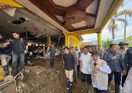 Temui Pengungsi Korban Banjir Bandang di Solok, Wapres Pastikan Keselamatan dan Kebutuhan Warga Terpenuhi.