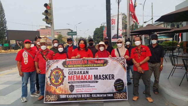 Ormas DPD TBBR Membagikan Ribuan Masker,Kepada Masyarakat Akibat Kebakaran Hutan .
