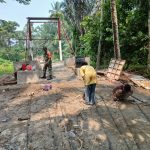 Jembatan Gantung Penghubung Dua Kecamatan di Simalungun Dikebut, Babinsa dan Warga Kompak Bergotong Royong.