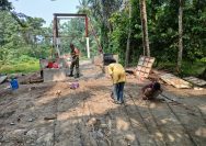Jembatan Gantung Penghubung Dua Kecamatan di Simalungun Dikebut, Babinsa dan Warga Kompak Bergotong Royong.
