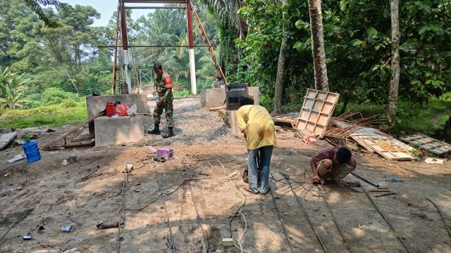 Jembatan Gantung Penghubung Dua Kecamatan di Simalungun Dikebut, Babinsa dan Warga Kompak Bergotong Royong.