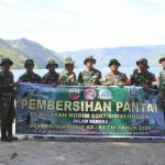 Karya Bakti HUT TNI ke-81, TNI-Polri Bersama Warga Bersihkan Pantai Tigaraja Parapat.