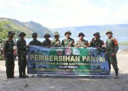 Karya Bakti HUT TNI ke-81, TNI-Polri Bersama Warga Bersihkan Pantai Tigaraja Parapat.