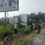 Jaga Kebersihan Lingkungan, Babinsa Koramil 09/Tiga Balata Bersama Aparatur dan Warga Turun Bersihkan Jalan serta Parit. Jaga Kebersihan Lingkungan, Babinsa Koramil 09/Tiga Balata Bersama Aparatur dan Warga Turun Bersihkan Jalan serta Parit.