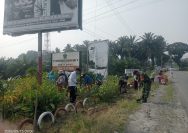 Jaga Kebersihan Lingkungan, Babinsa Koramil 09/Tiga Balata Bersama Aparatur dan Warga Turun Bersihkan Jalan serta Parit.
