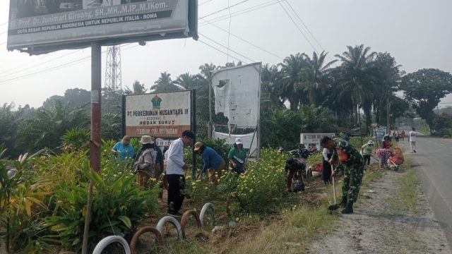 Jaga Kebersihan Lingkungan, Babinsa Koramil 09/Tiga Balata Bersama Aparatur dan Warga Turun Bersihkan Jalan serta Parit.