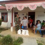 Bantuan Pangan Bulog Disalurkan, Babinsa Turun Langsung Dampingi Warga di Siantar Marihat. Bantuan Pangan Bulog Disalurkan, Babinsa Turun Langsung Dampingi Warga di Siantar Marihat.