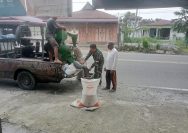 Tak Sekadar Dampingi di Sawah, Babinsa Turun Langsung Bantu Petani Giling Padi di Simarimbun.