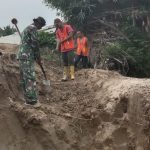 Babinsa Turun Langsung, Bantu Bangun Tembok Penahan Banjir di Dolok Ilir Simalungun. Babinsa Turun Langsung, Bantu Bangun Tembok Penahan Banjir di Dolok Ilir Simalungun.
