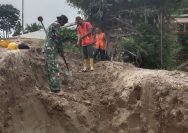 Babinsa Turun Langsung, Bantu Bangun Tembok Penahan Banjir di Dolok Ilir Simalungun.