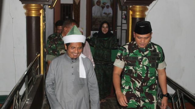 Dandim 0207/Simalungun bersama Ketua Persit KCK Cabang XXXIV Dim 0207, Silaturahmi ke Pondok Pesantren Persulukan Tuan Guru Batak Serambi Babussalam.