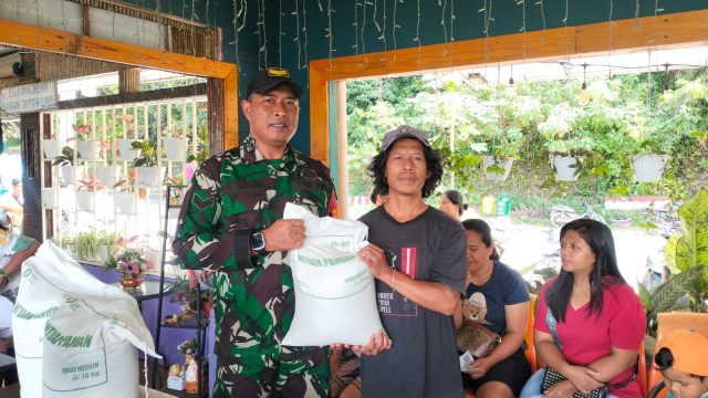 Babinsa Dampingi Penyaluran Bantuan Pangan PKH di Sibaganding, Pastikan Bantuan Tepat Sasaran.