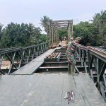 Gotong Royong TNI-Warga Percepat Pembangunan Jembatan Modular Mariah Jambi . Gotong Royong TNI-Warga Percepat Pembangunan Jembatan Modular Mariah Jambi .