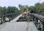 Gotong Royong TNI-Warga Percepat Pembangunan Jembatan Modular Mariah Jambi .