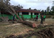 Hujan Angin Tumbangkan Pohon Timpa Madrasah di Bah Biak, Babinsa dan Warga Bergerak Bersihkan Lokasi.