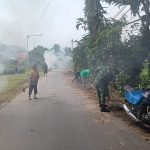 Babinsa dan Warga Bersihkan Parit di Jalan Rindung, Dorong Kepedulian Jaga Lingkungan. Babinsa dan Warga Bersihkan Parit di Jalan Rindung, Dorong Kepedulian Jaga Lingkungan.