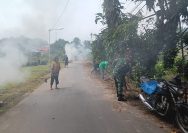 Babinsa dan Warga Bersihkan Parit di Jalan Rindung, Dorong Kepedulian Jaga Lingkungan.