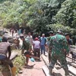 Jembatan Beton Dibangun, TNI dan Warga Rindung Kompak Buka Akses Penghubung. Jembatan Beton Dibangun, TNI dan Warga Rindung Kompak Buka Akses Penghubung.