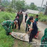 Bangun Semangat Kebersamaan, Babinsa Koramil 06/Perdagangan Ajak Pelajar Gotong Royong.