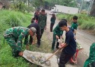 Bangun Semangat Kebersamaan, Babinsa Koramil 06/Perdagangan Ajak Pelajar Gotong Royong.
