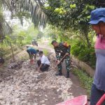 Kompak dan Peduli, Babinsa Bersama Warga Dolok Mainu Bergotong Royong Perbaiki Jalan. Kompak dan Peduli, Babinsa Bersama Warga Dolok Mainu Bergotong Royong Perbaiki Jalan.