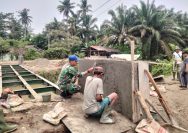 Bahu-Membahu Bangun Akses, TNI dan Warga Kebutan Jembatan Beton  di Rawamasin.