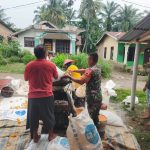 Tak Hanya Menjaga Wilayah, Babinsa Koramil 10/Tanah Jawa Juga Dukung Produktivitas Petani. Tak Hanya Menjaga Wilayah, Babinsa Koramil 10/Tanah Jawa Juga Dukung Produktivitas Petani.