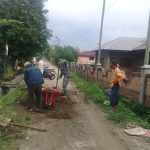 Wujudkan Lingkungan Bersih dan Nyaman, Babinsa Koramil 05/Serbalawan Bersama Warga Gotong Royong Bersihkan Parit dan Jalan di Nagori Naga Dolok. Wujudkan Lingkungan Bersih dan Nyaman, Babinsa Koramil 05/Serbalawan Bersama Warga Gotong Royong Bersihkan Parit dan Jalan di Nagori Naga Dolok.