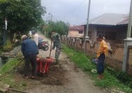 Wujudkan Lingkungan Bersih dan Nyaman, Babinsa Koramil 05/Serbalawan Bersama Warga Gotong Royong Bersihkan Parit dan Jalan di Nagori Naga Dolok.